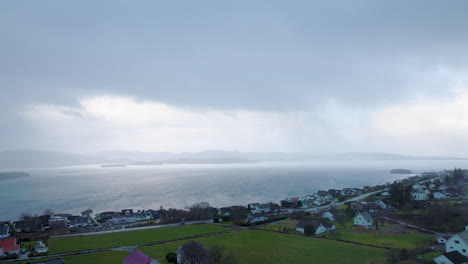 Vista-Aérea-De-Una-Ciudad-Costera-Y-Casas-Frente-Al-Mar-En-Noruega