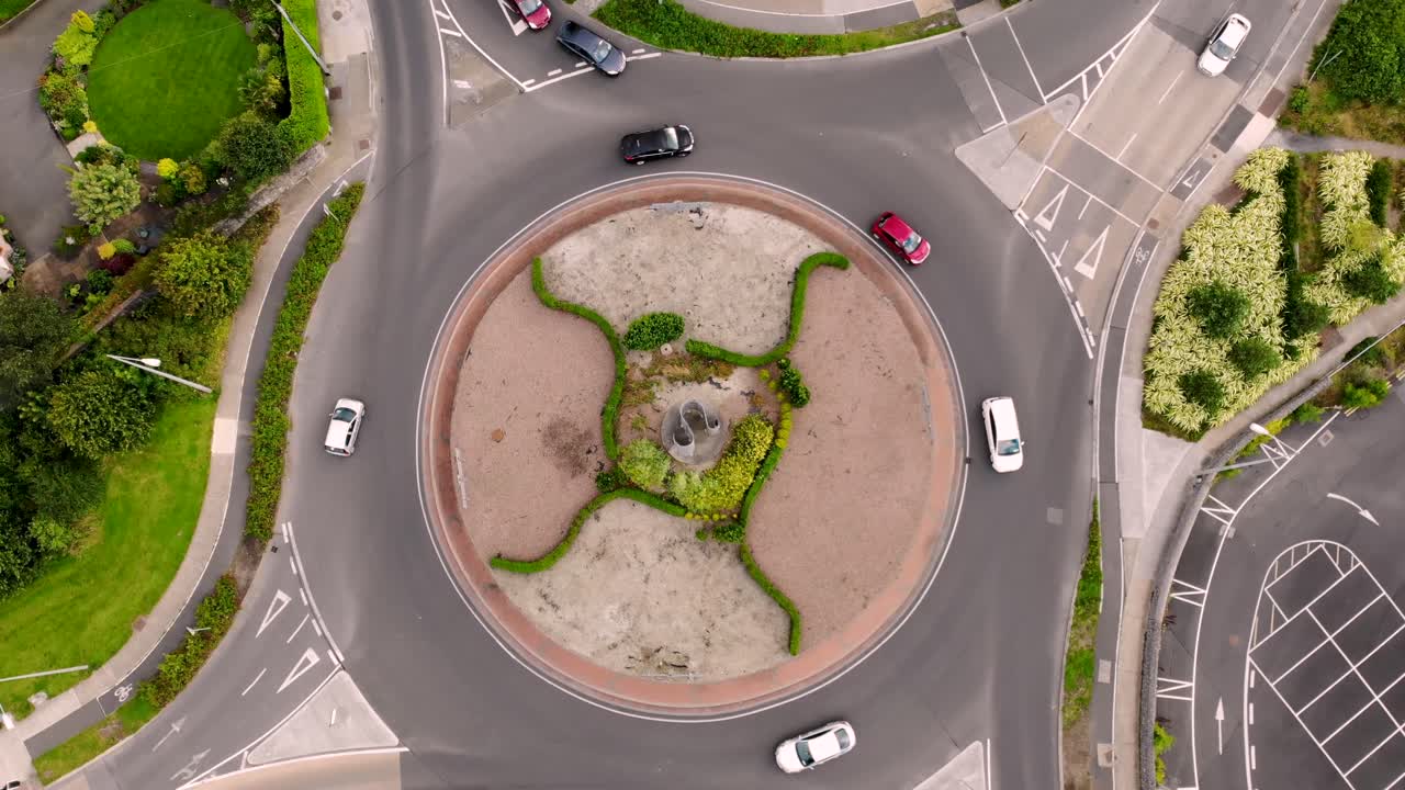 el tráfico de la rotonda aéreo vuela hacia arriba pájaros vista de ojo drone disparado