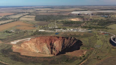 Una-Excelente-Toma-Aérea-De-Un-Sitio-Minero-En-Nueva-Gales-Del-Sur,-Australia