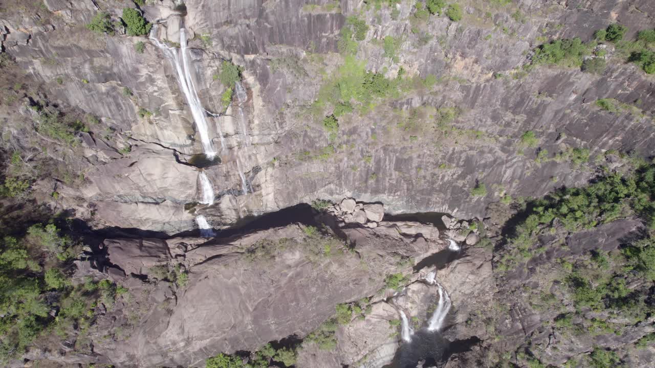 vista de arriba hacia abajo de las cataratas de jourama, atracción turística en yuruga, australia - disparo de drones