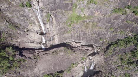 Vista-De-Arriba-Hacia-Abajo-De-Las-Cataratas-De-Jourama,-Atracción-Turística-En-Yuruga,-Australia---Disparo-De-Drones