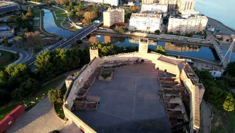 el castillo de fuengirola ofrece un punto de vista impresionante desde el que admirar la ciudad, con sus edificios bañados por el sol que crean un panorama impresionante