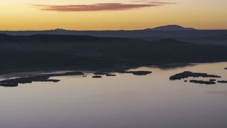 Atemberaubende-Aussicht-Auf-Die-Berge-In-Der-Nähe-Des-Sees-Unter-Dem-Himmel-Bei-Sonnenuntergang