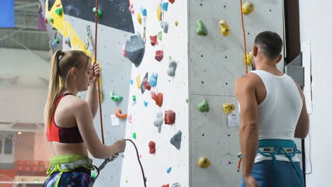 personas en un centro de pared de escalada