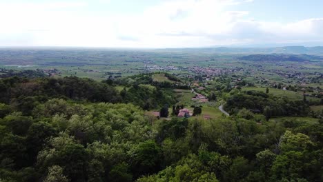 Vista-Aérea-Sobre-El-Pintoresco-Paisaje-Del-Pueblo-Italiano-En-Colli-Euganei