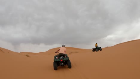 Quads-En-El-Desierto-En-Un-Día-De-Niebla