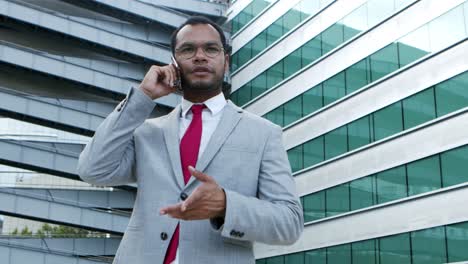 hombre de negocios profesional hablando por teléfono inteligente