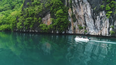 turistas viajando en lanchas rápidas en una laguna azul en palawan filipinas
