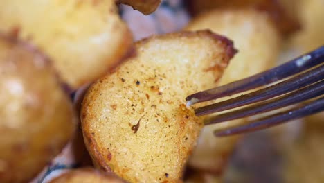 cuñas de patata crujientes con tenedor