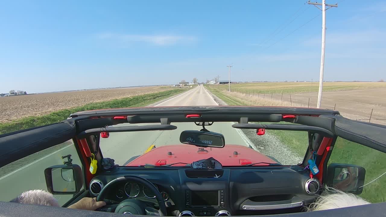 커플이 차량의 지붕을 벗긴 채 시골길을 운전하는 동안 pov