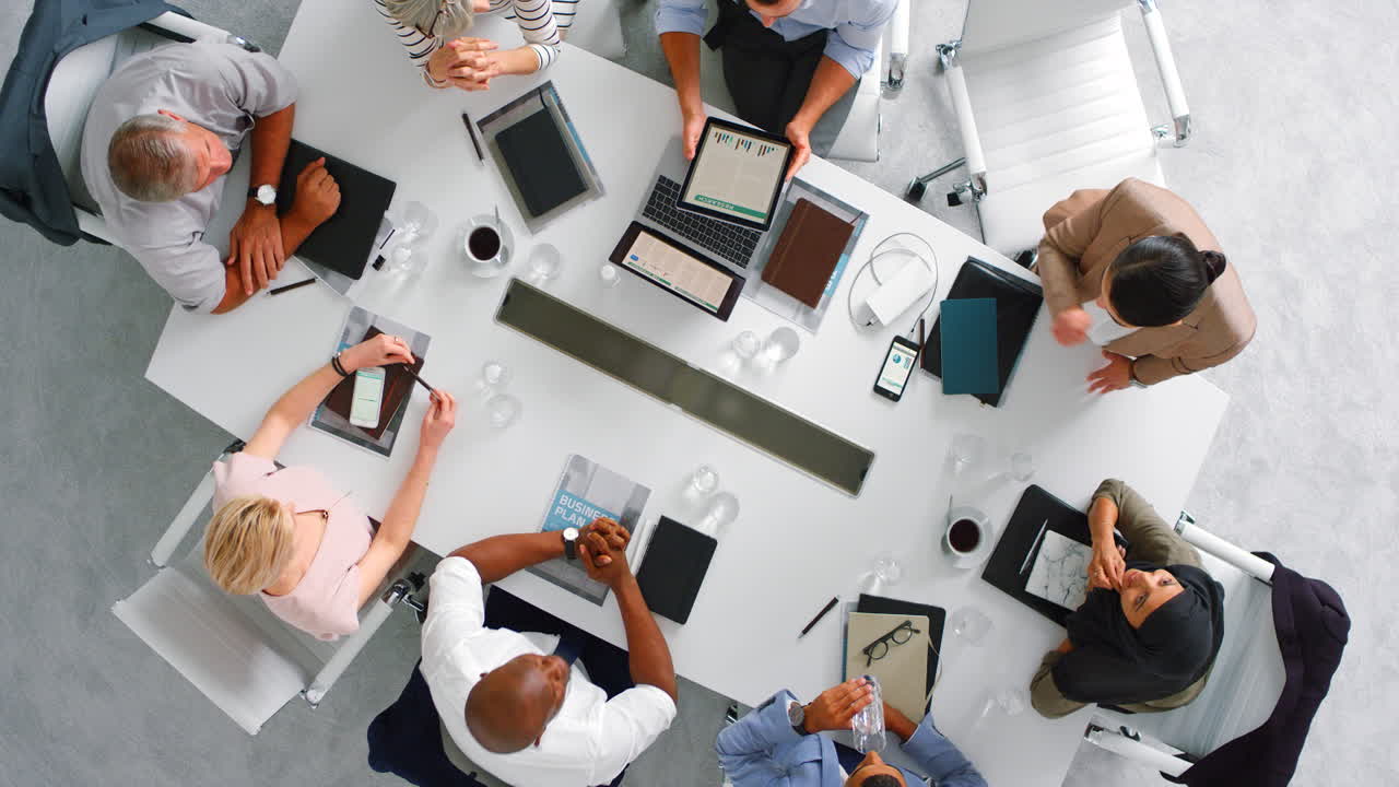 vista desde arriba de los empleados de la oficina juntos