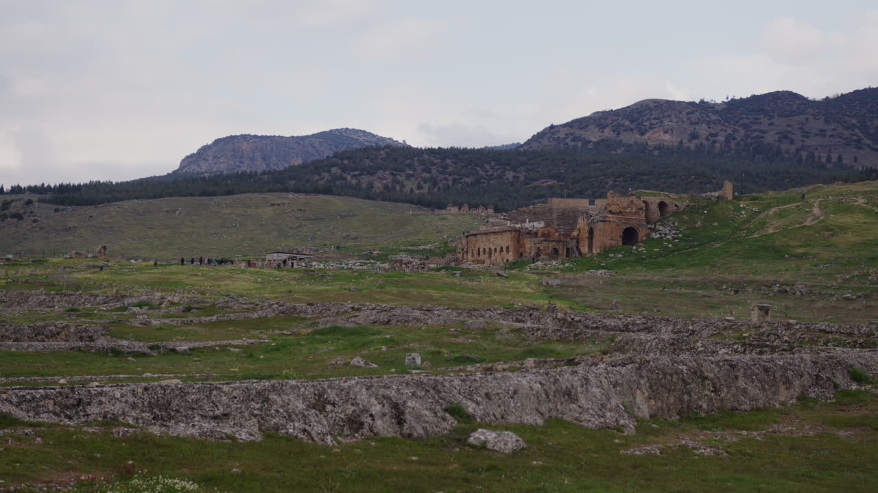 широкий кадр древнего театра с горными вершинами позади в иераполисе