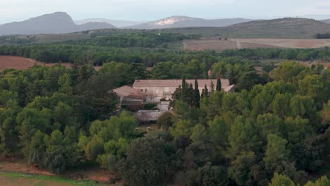 Ruhige-Domaine-St.-Jean-L&#39;Arbousier,-Castries,-Frankreich-–-Luftpanorama