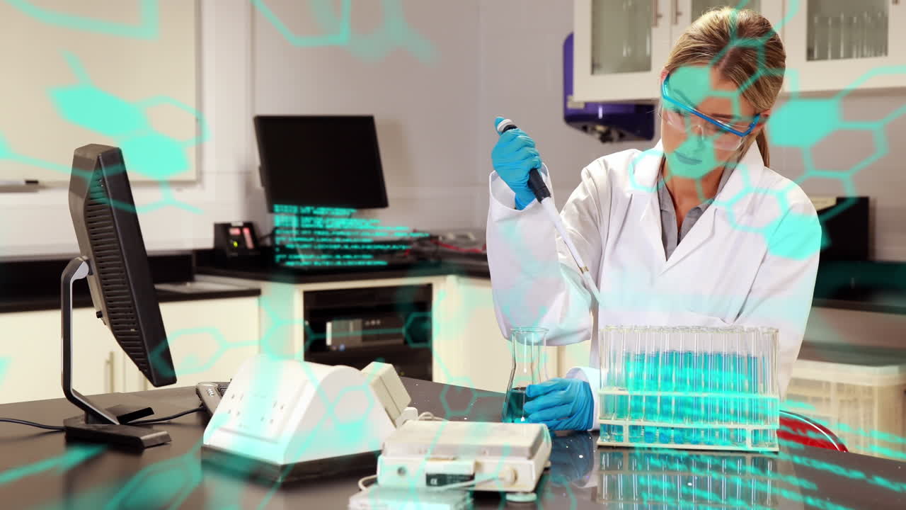 animación del lenguaje informático, estructuras moleculares, científico caucásico tomando una muestra líquida