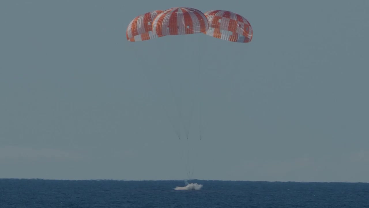 Ammaraggio di una capsula spaziale nell'oceano dopo il rientro atmosferico in 4K