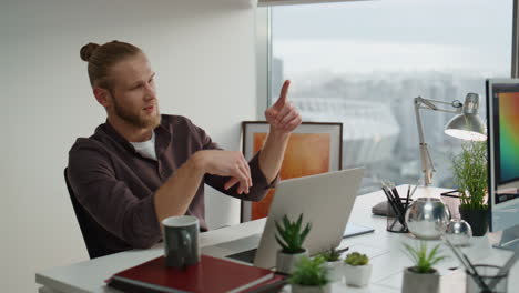 Gesturing-man-telling-at-creative-office-closeup.-Young-startupers-speaking-room