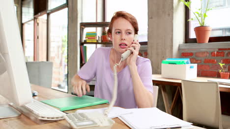 una mujer de negocios casual despertando en su escritorio.