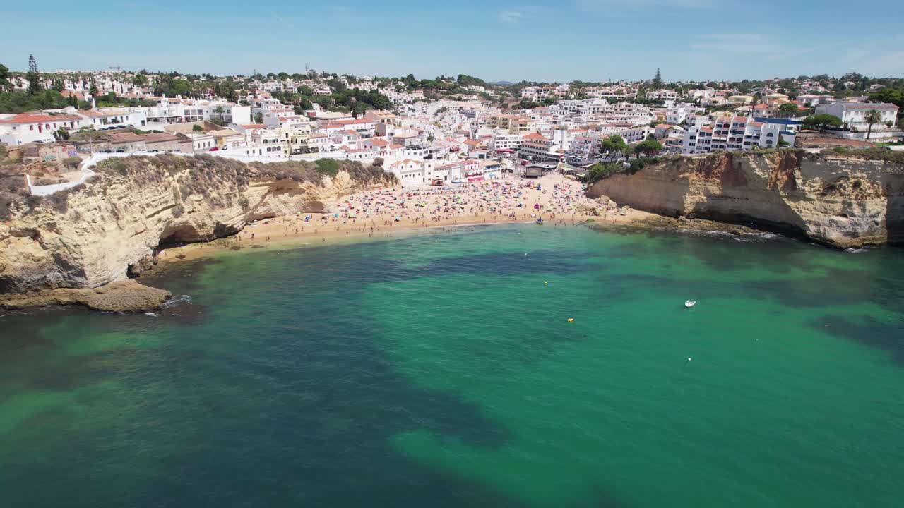 Panoramablick auf den Strand und das Stadtbild von Carvoeiro.