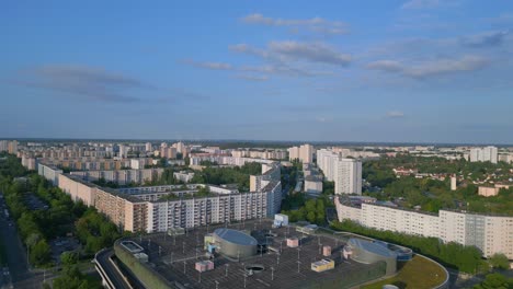 Berlín-Marzahn-Aparcamiento-Cubierta-Edificio