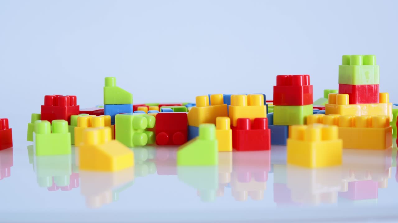 bloques de construcción de plástico aislados sobre un fondo blanco