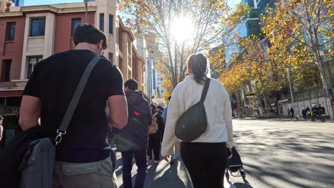 personas cruzando la carretera en la ciudad de melbourne