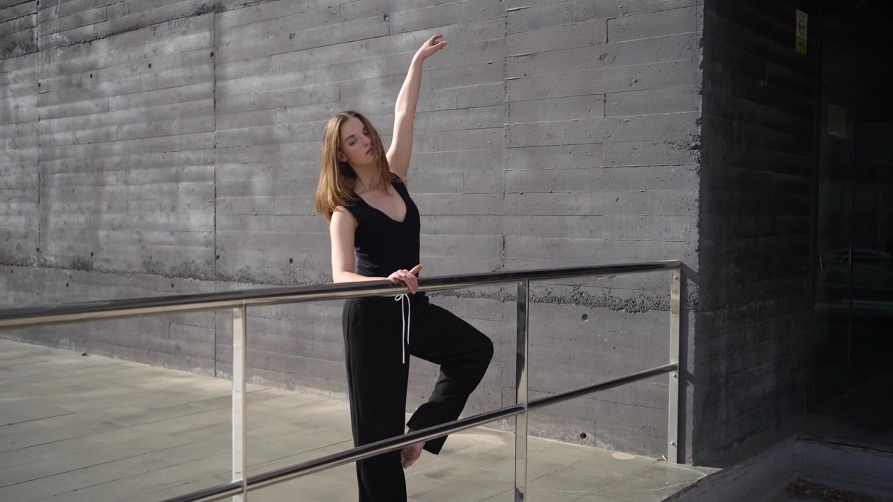 Poses de dança graciosas em contraste com um cenário moderno e elegante criam uma harmonia visual artística.