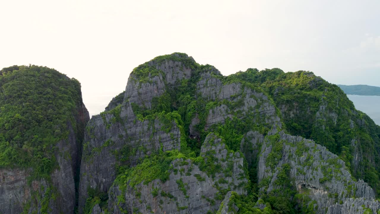 полет над горой, чтобы показать вид на остров фи фи, виденный с всемирно известного пляжа залива майя, широкая панорама слева