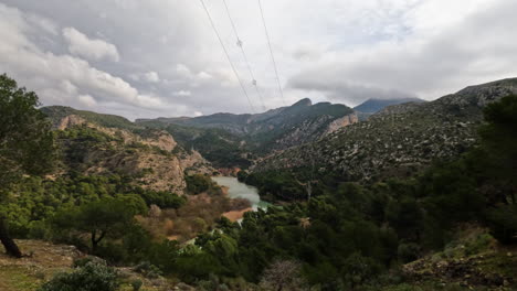 Toma-4k-De-Montañas-Y-Cielo-Azul-En-El-Caminito-Del-Rey-En-Gorge-Chorro,-Provincia-De-Málaga,-España