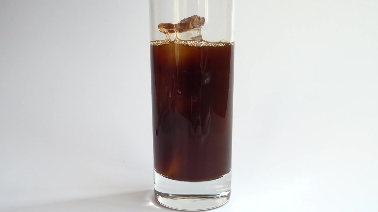 Preparazione di caffè espresso freddo con ghiaccio.