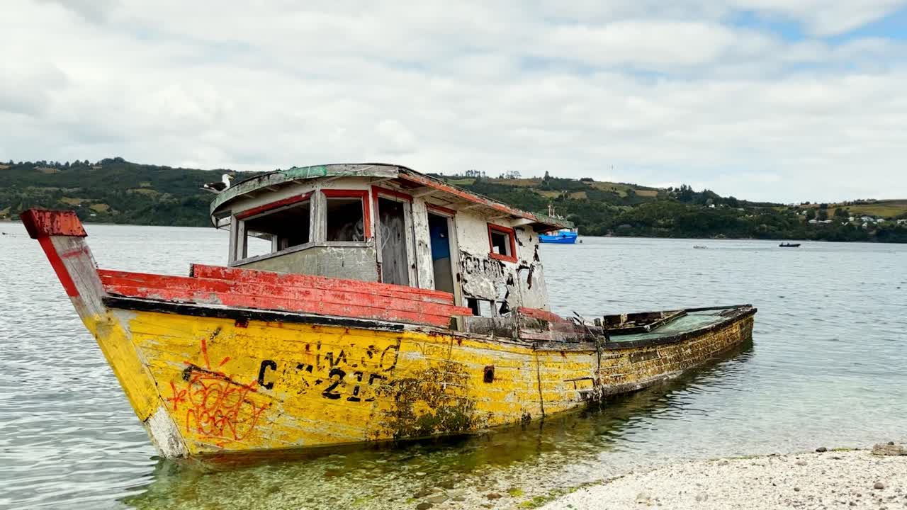 camión derecho barcos de pesca abandonados en dalcahue, archipiélago de chiloé, chile