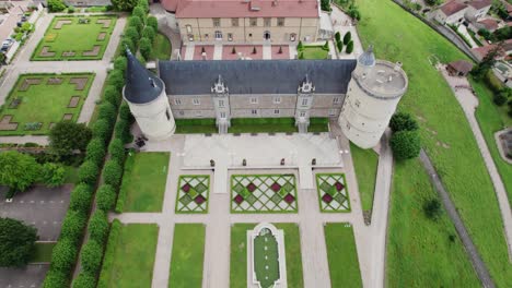 Toma-De-Drone-Inclinando-Hacia-Abajo-El-Castillo-De-Boutheon-En-Andrezieux-Boutheon,-Departamento-De-Loira,-Francia