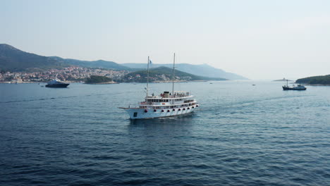 Boat-Cruising-On-The-Scenic-Ocean-Near-Paklinski-Islands,-Hvar,-Croatia---aerial-drone-shot