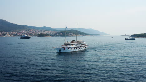 Barco-Navegando-En-El-Pintoresco-Océano-Cerca-De-Las-Islas-Paklinski,-Hvar,-Croacia---Toma-Aérea-De-Drones