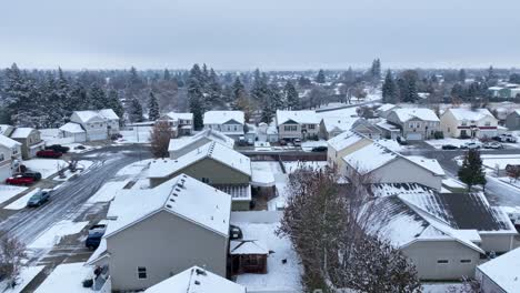 toma de drones de casas cubiertas de nieve
