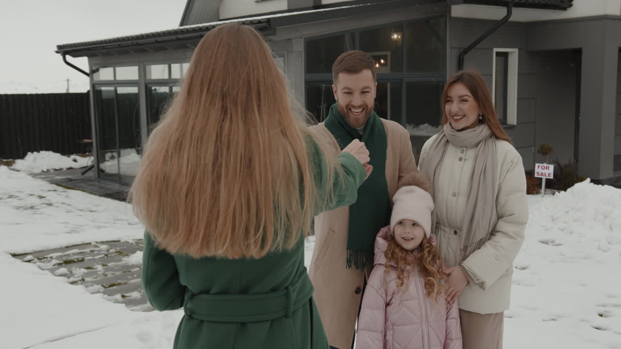 여성이 가족에게 열를 주는 것