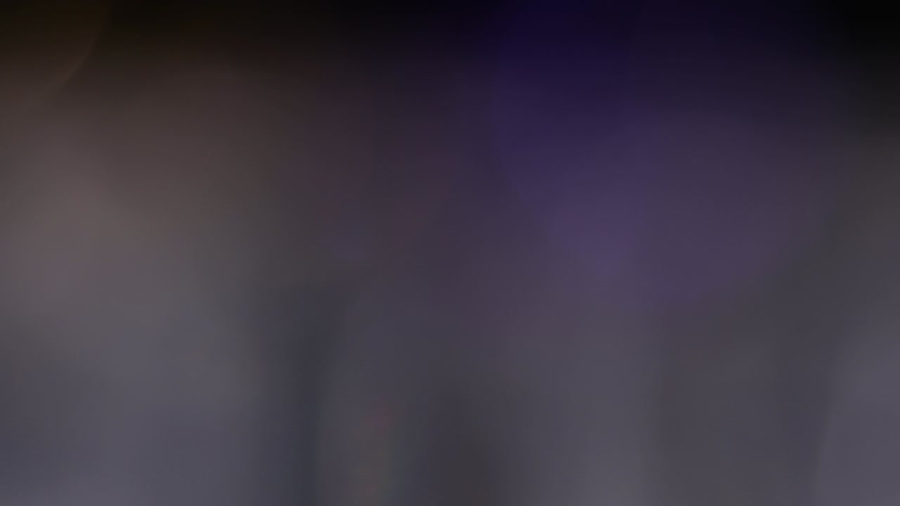 Filmato 4K con fuoriuscite di luce, sovrapposizioni di bagliori, flare e bokeh dell'obiettivo, sfondo con raggi di luce sfocati e fiamme.