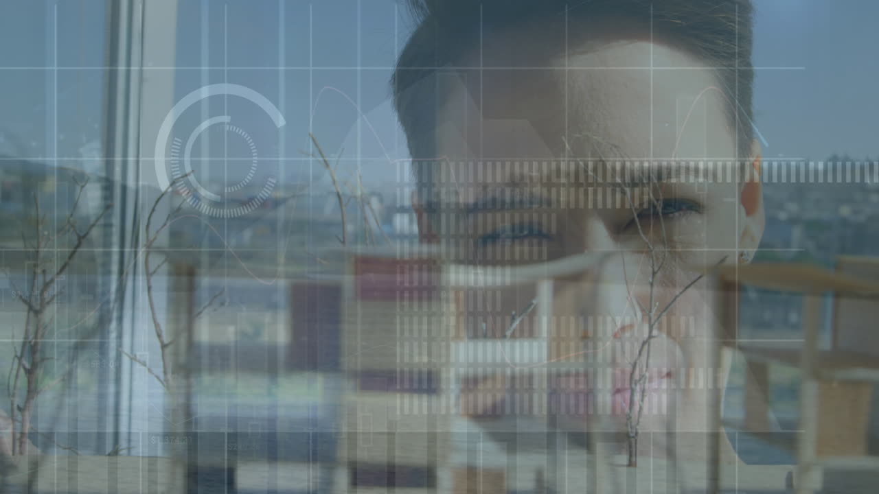 animación de procesamiento de datos estadísticos sobre una arquitecta caucásica trabajando en su modelo.