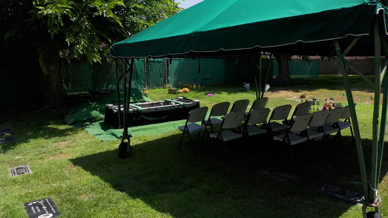 캘리포니아 의 장례식장 에 묻히기 위해 준비 되어 있는 묘지 의 낮은 클로즈업 항공 촬영