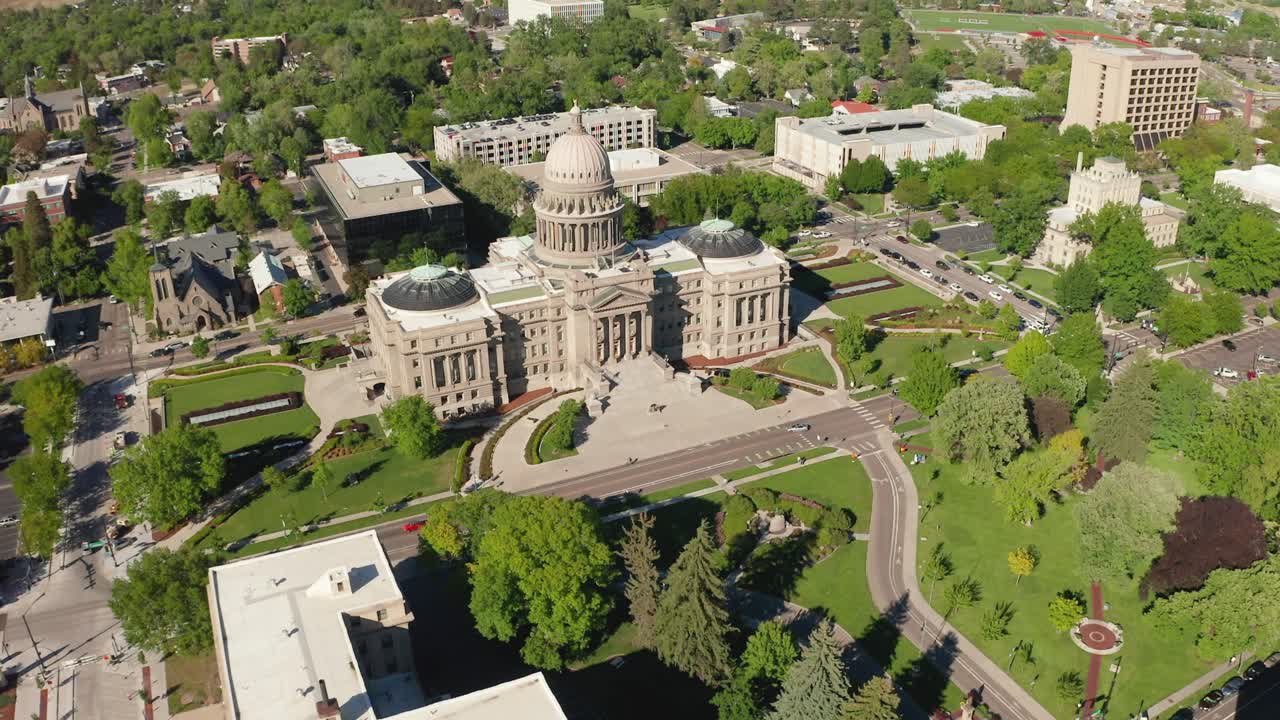 아이다호 주 의사당 건물에 접근하는 와이드 항공 샷