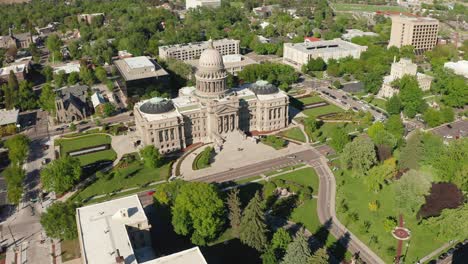 amplia toma aérea acercándose al edificio del capitolio del estado de idaho