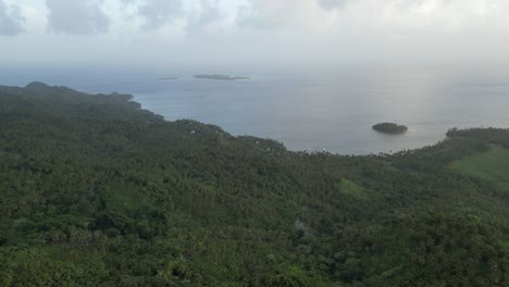 Volando-Desde-La-Montaña-Monte-Rojo-En-La-Península-De-Samaná-En-La-República-Dominicana-Hacia-La-Popular-Isla-Cayo-Levantado