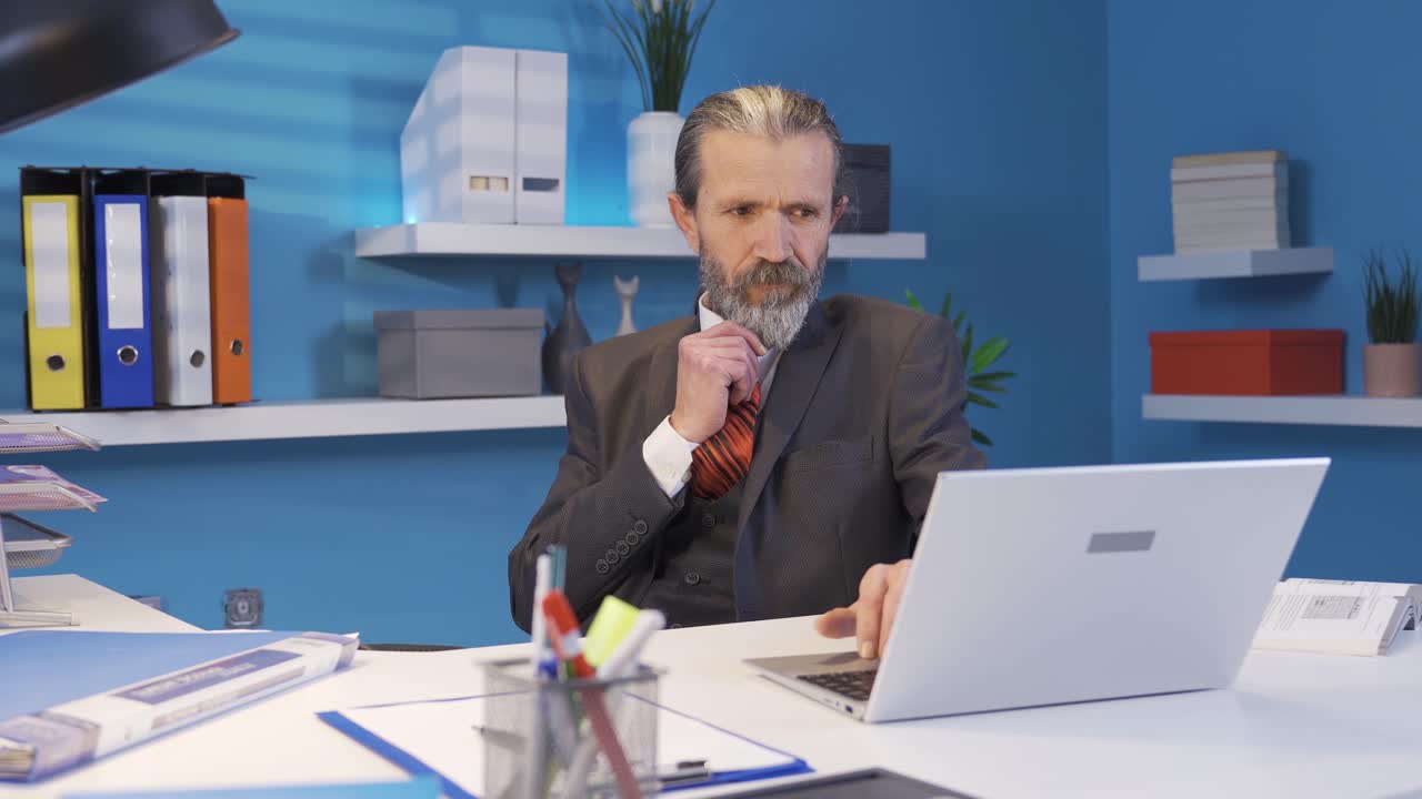 gerente sénior trabajador de oficina hombre maduro buscando reflexivo y estresado en la computadora portátil.