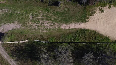 Absteigende-Luftaufnahme-über-Stillgelegtes-Gelände-Des-Ehemaligen-Caravan-Parks,-Quinns-Rocks,-Perth