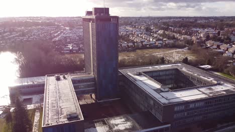 Pilkingtons-Glashauptquartier-Blaues-Hochhaus-Geschäftsbüropark-Schimmernder-See-Umkreisende-Luftaufnahme