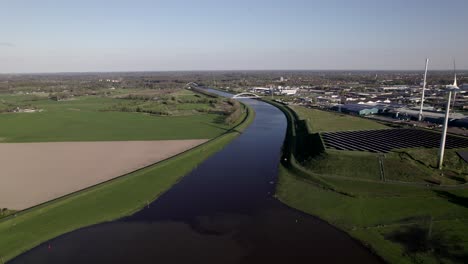 Rückwärtsbewegung-Zeigt-Die-Wasserstraßenkreuzung-Von-Twentekanaal-Und-Fluss-IJssel