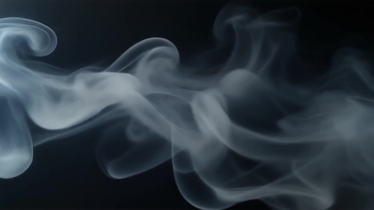 Abstract Fumo bianco che gira su uno sfondo nero