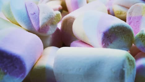 marshmallow dulce y esponjoso en fondo rosa. comida con concepto de azúcar. en un círculo