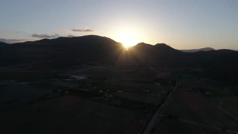 Toma-Aérea-De-Una-Puesta-De-Sol-En-El-Valle-De-Guadalupe