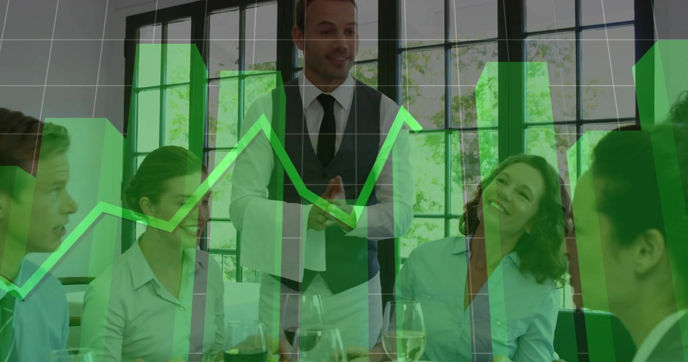 Cameriere che si china per presentare mentre i commensali ascoltano e parlano di finanza, con un grafico verde a barre che si anima