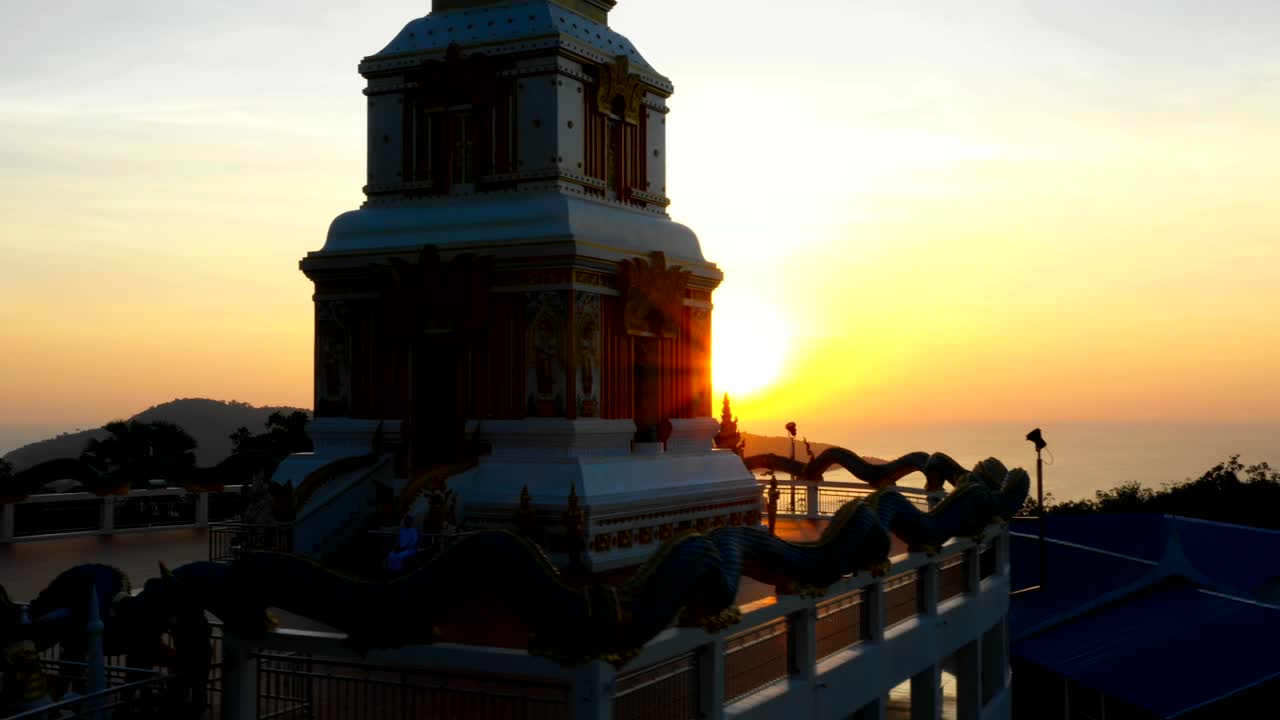 взгляд с воздуха на закат в пагоде на дои тепнимит патонг пхукет